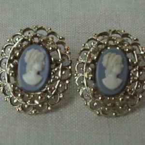 Vintage Cameo Clipon Earrings w ScrewBack 006